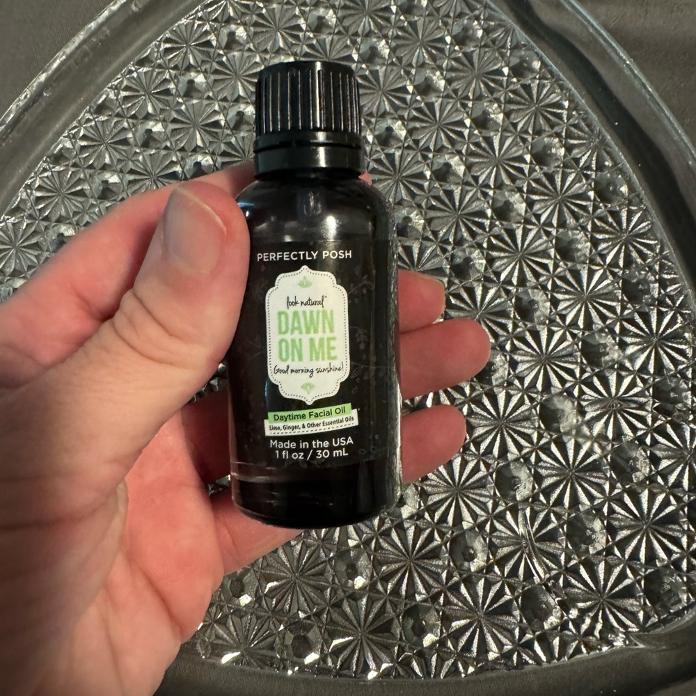 Perfectly Posh Dawn On Me Daytime Facial Oil - Black Bottle